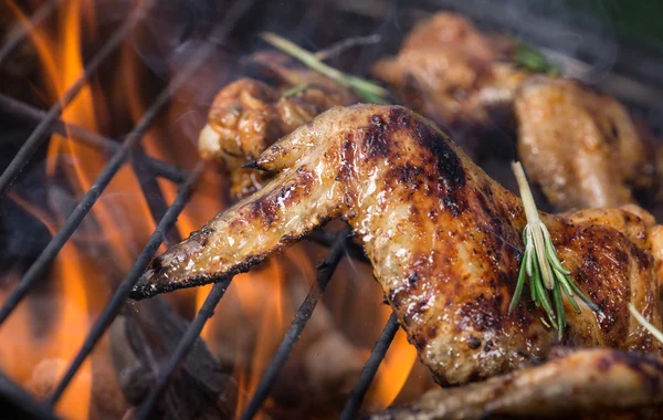 Deliziose ali di pollo sulla griglia del giardino — Foto Stock