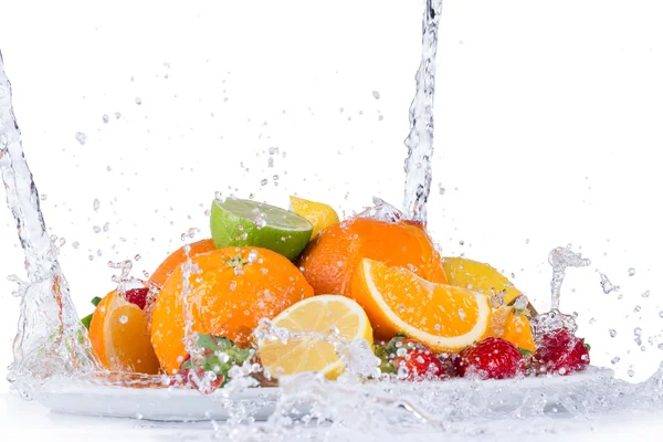 Fruta con salpicadura de agua — Foto de Stock
