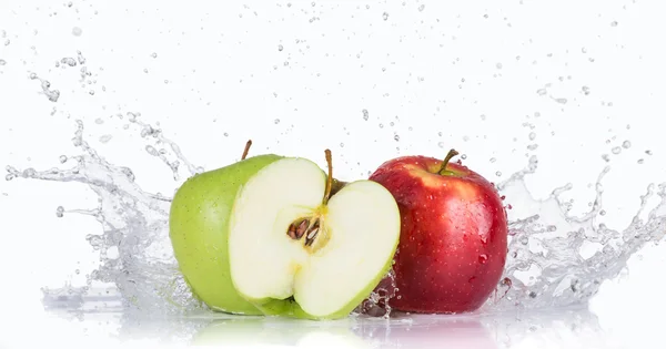 Čerstvá jablka s stříkající vodě — Stock fotografie