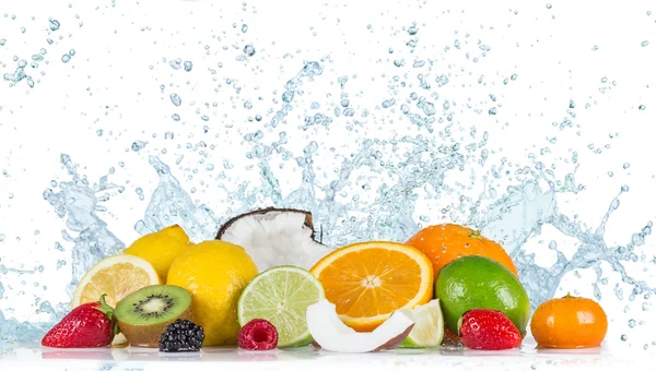 Früchte mit Wasserspritzer — Stockfoto