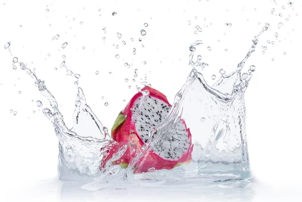 Drago frutta in spruzzi d'acqua isolato — Foto Stock