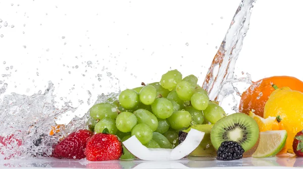 Fruta con salpicadura de agua — Foto de Stock