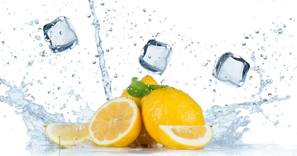 Vers fruit met water splash — Stockfoto