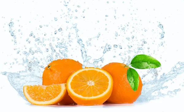 Orangen mit Wasserspritzern — Stockfoto