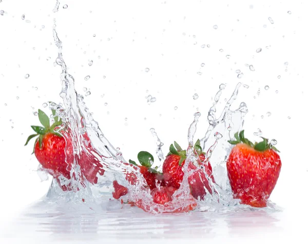 Świeże truskawki z plusk wody — Zdjęcie stockowe