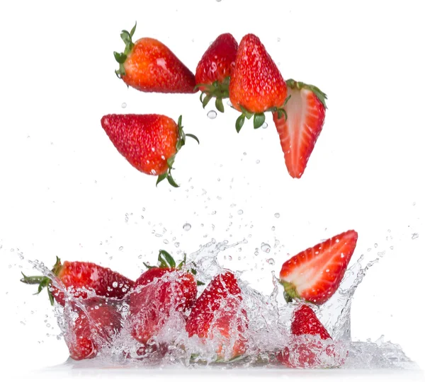 Fragole fresche con spruzzi d'acqua — Foto Stock