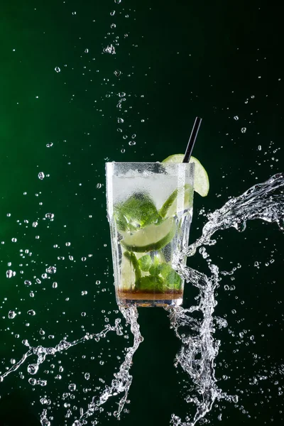 Frischer Mojito-Drink mit flüssigem Spritzer — Stockfoto