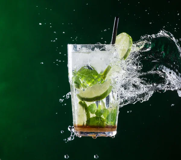 Bevanda mojito fresca con spruzzi di liquido — Foto Stock