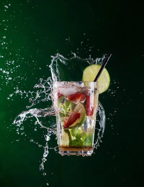 Bebida fresca de mojito con salpicadura líquida — Foto de Stock