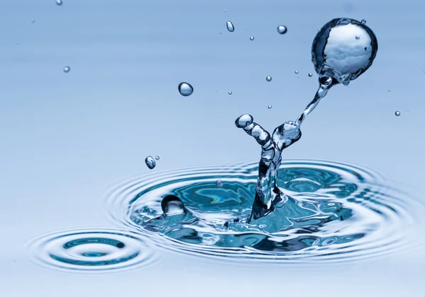 Vattendroppe i frysa rörelse — Stockfoto