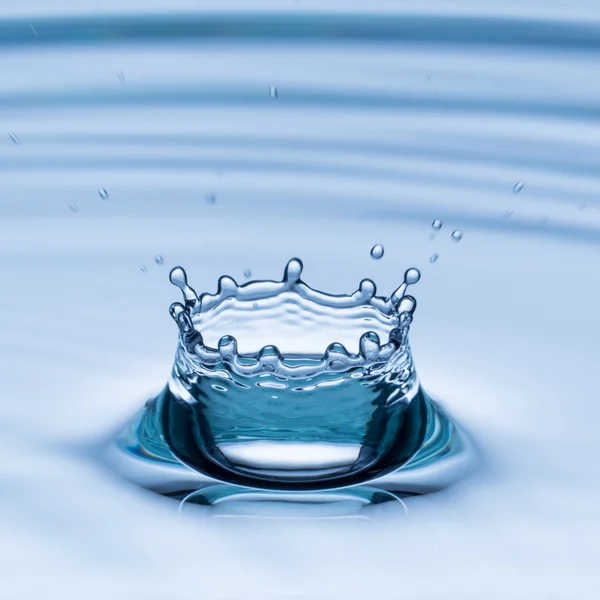 Gota de agua en movimiento de congelación —  Fotos de Stock