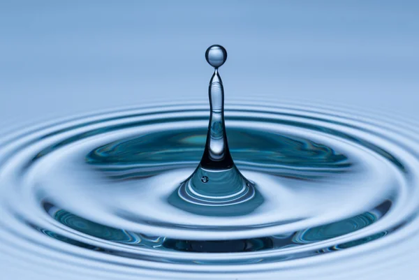 Gota de agua en movimiento de congelación —  Fotos de Stock