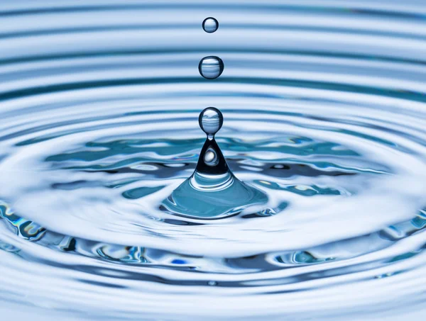 Gota de agua en movimiento de congelación — Foto de Stock