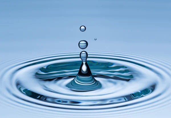 Vattendroppe i frysa rörelse — Stockfoto