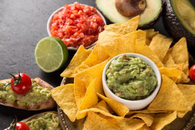 Guacamole ekmek ve avokado