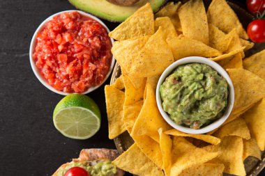 Guacamole ekmek ve avokado
