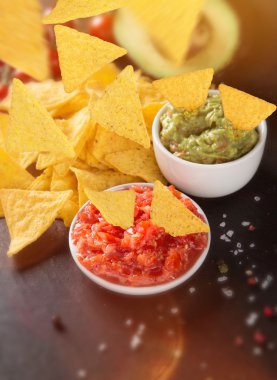 Guacamole ekmek ve avokado
