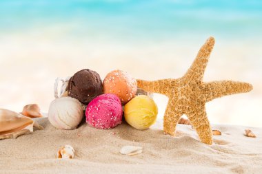 Kumlu plajda dondurma kaşık toz.