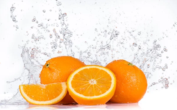 Orangen mit Wasserspritzern — Stockfoto