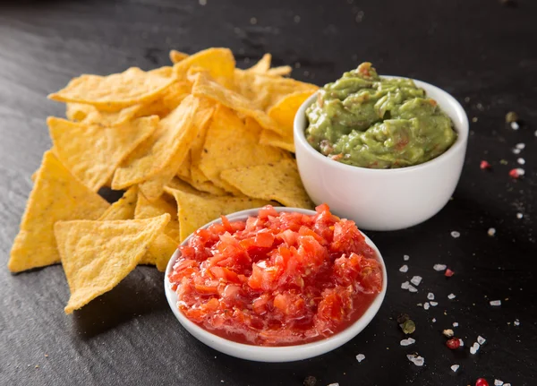 Guacamole com pão e abacate — Fotografia de Stock