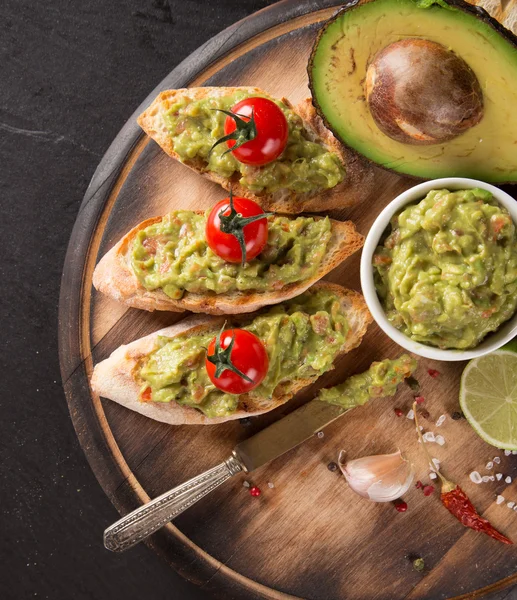 Guacamole mit Brot und Avocado — Stockfoto