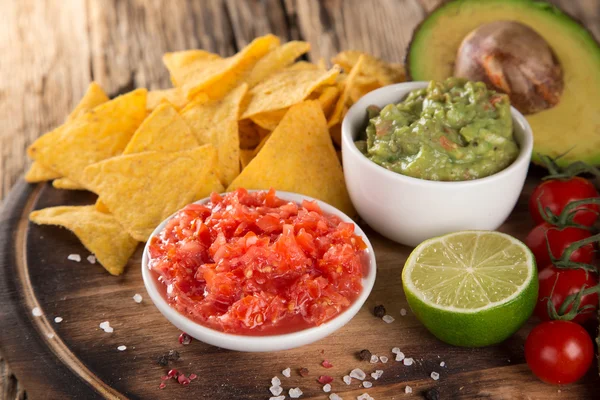 Guacamole mit Brot und Avocado — Stockfoto