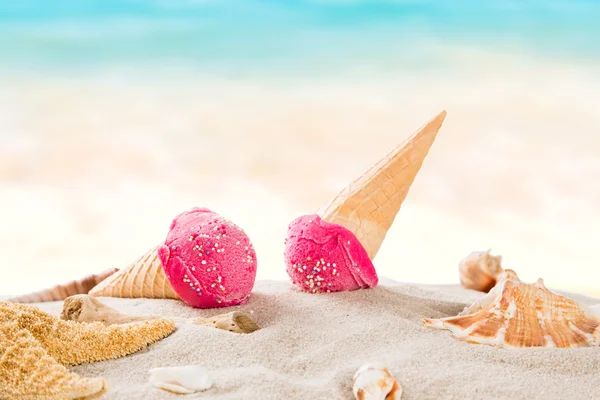 Морозиво на піщаному пляжі . — стокове фото