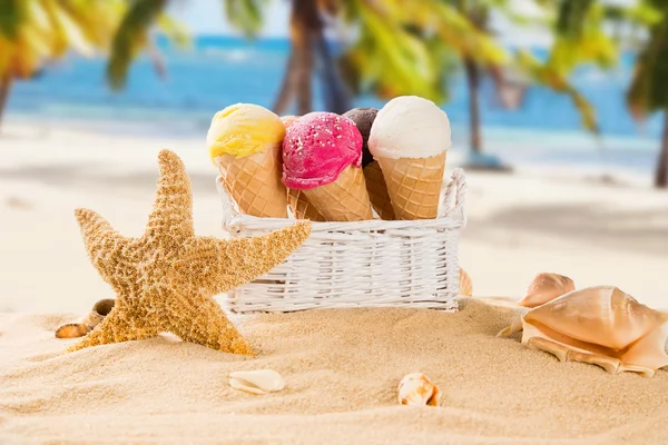 모래 해변에서 아이스크림 스푼. — 스톡 사진