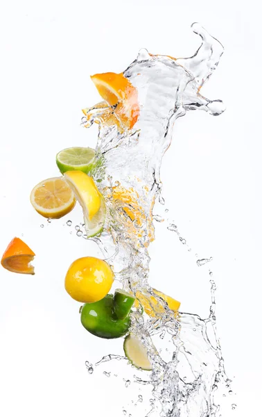 Su sıçrama ile meyve — Stok fotoğraf