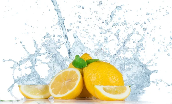 Fruta com respingo de água — Fotografia de Stock