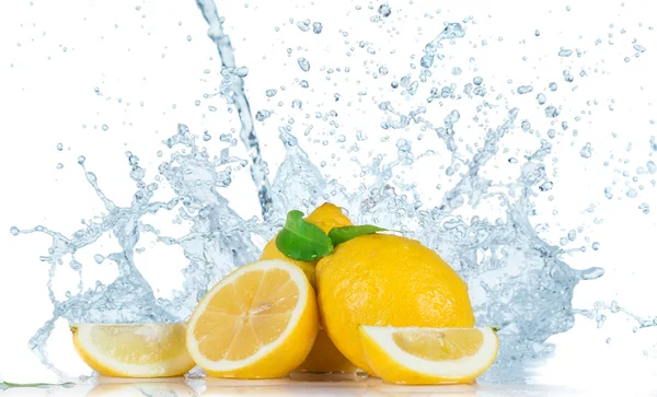 Früchte mit Wasserspritzer — Stockfoto