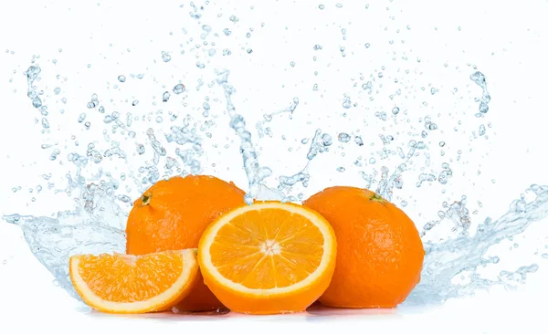 Naranjas con salpicaduras de agua —  Fotos de Stock