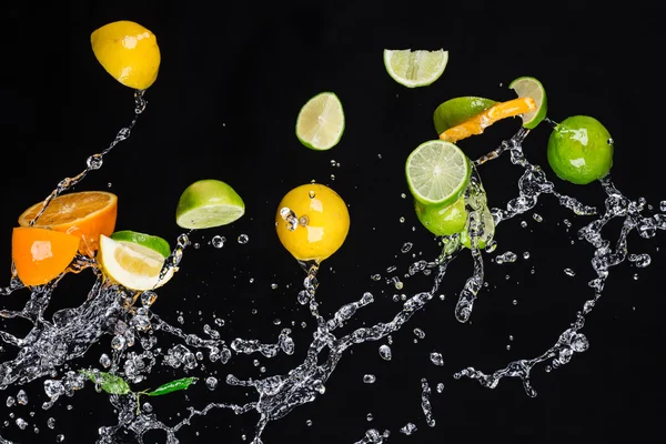 Fruta com respingo de água — Fotografia de Stock