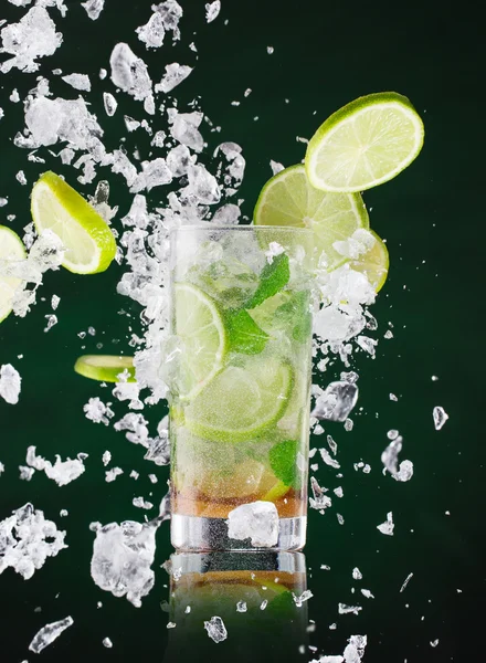 Bebida mojito fresca com líquido e deriva — Fotografia de Stock