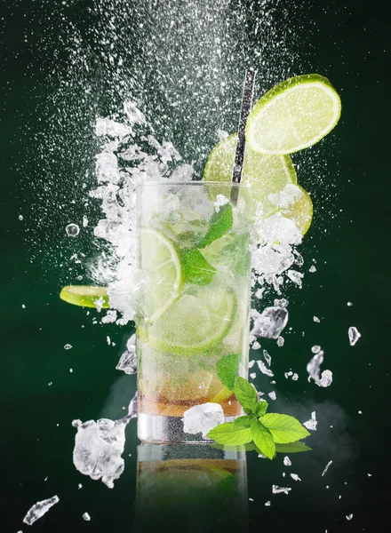 Färska mojito drink med vätska och drift — Stockfoto