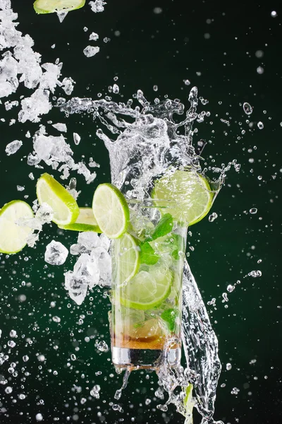 Frischer Mojito-Drink mit Flüssigkeit und Drift — Stockfoto