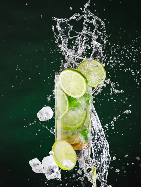 Frischer Mojito-Drink mit Flüssigkeit und Drift — Stockfoto