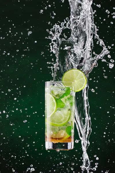 Färska mojito drink med vätska och drift — Stockfoto