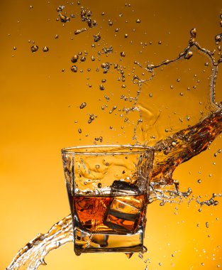 Sıvı sıçrama ile buzlu viski