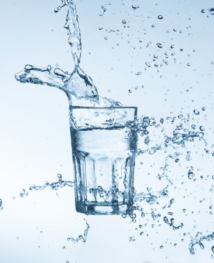 Camdan su sıçrıyor