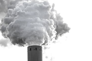 Yüksek beton baca duman bulutları