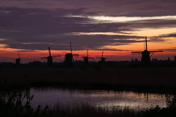 Windmühlen bei Sonnenuntergang, kinderdijk, holland — Stockfoto