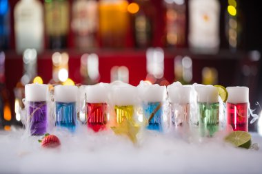 Bar masasında buz buharlı kokteyl.