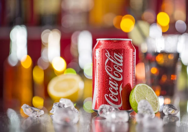 Plechovku Coca-Colu na baru stůl. — Stock fotografie
