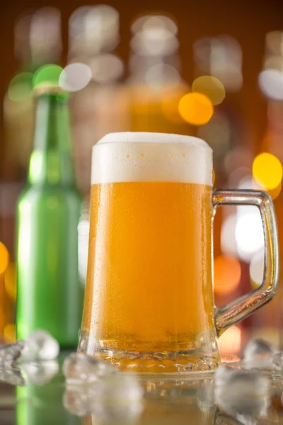 Flasche Bier mit Glas auf dem Tresen — Stockfoto