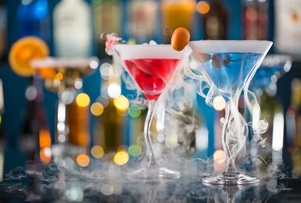 Cocktail with ice vapor on bar desk — Stock Photo, Image