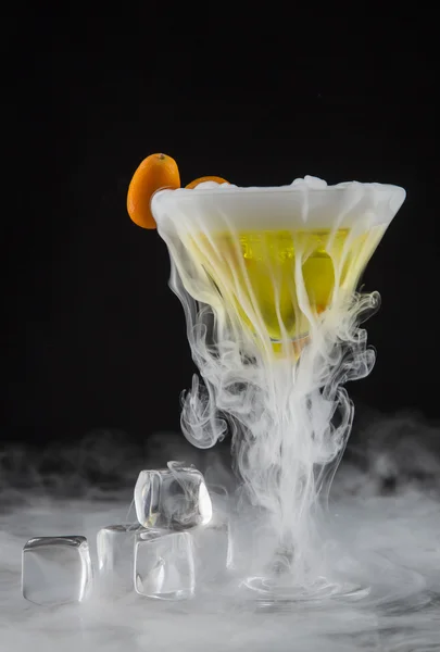 Cocktail com vapor de gelo na mesa do bar — Fotografia de Stock