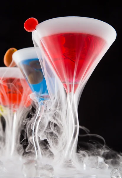 Cocktails avec vapeur de glace sur le bureau du bar — Photo