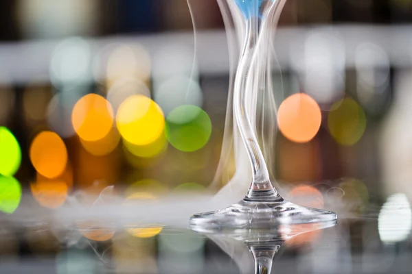 Cocktail com vapor de gelo na mesa do bar — Fotografia de Stock