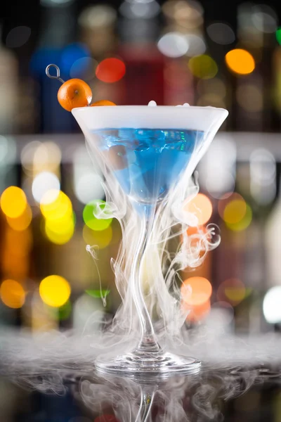 Koktajl z parą lodową na biurku baru — Zdjęcie stockowe